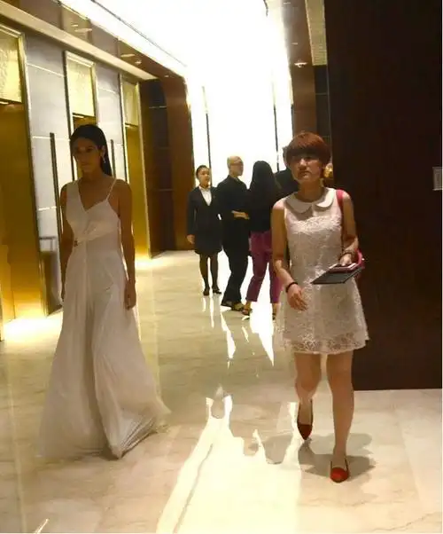 颖儿真被这白裙子坑了看着显黑没气色好在造型个性能吸人视线