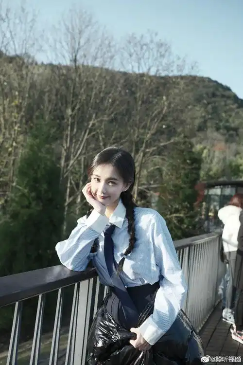 李一桐双麻花辫学生装造型##李一桐双麻花辫学院风造型