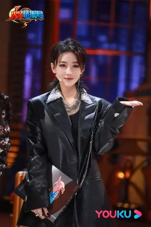 讲真,张馨予剪了短发之后,我才记住她这张脸._造型