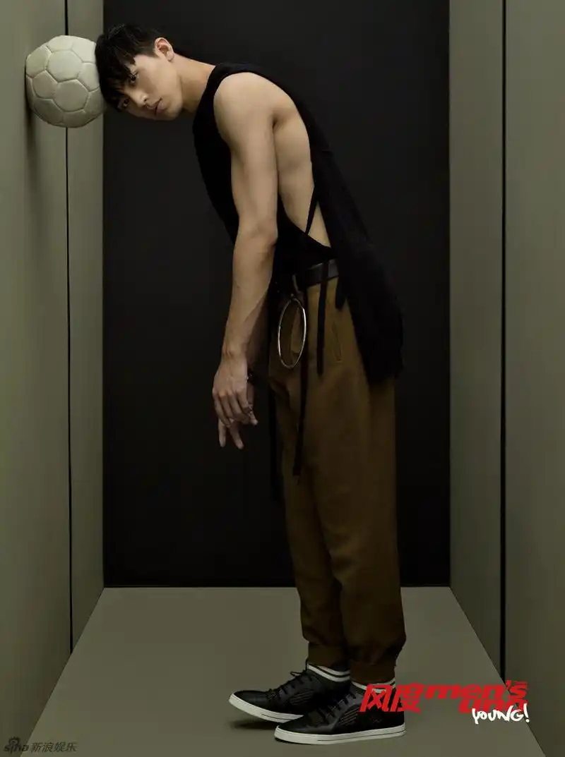 组图:这很酷!许魏洲自由不羁释放青春荷尔蒙_高清图集_新浪网