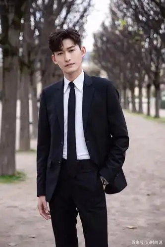 张翰穿黑色西装,帅气有度,满屏大男孩的气场