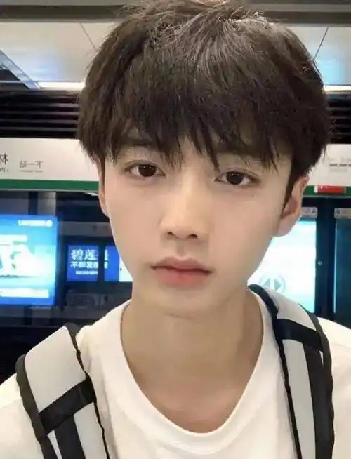 并不是,这种少年感发型相互加持,发型能在人本身气质上,更加凸显和