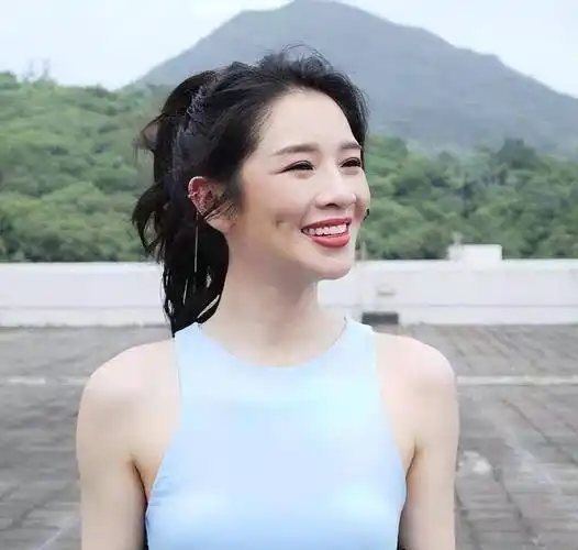 tvb女星真空上阵拍摄节目,按摩时险些露出屁股走光,直言担心_麦美恩