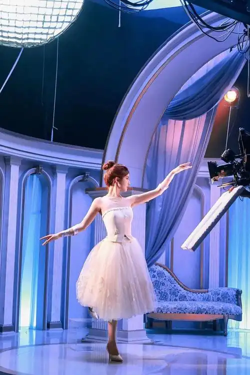 赵露思超话|#赵露思25岁一露生花#小跟班94更新梦幻芭蕾rosy94