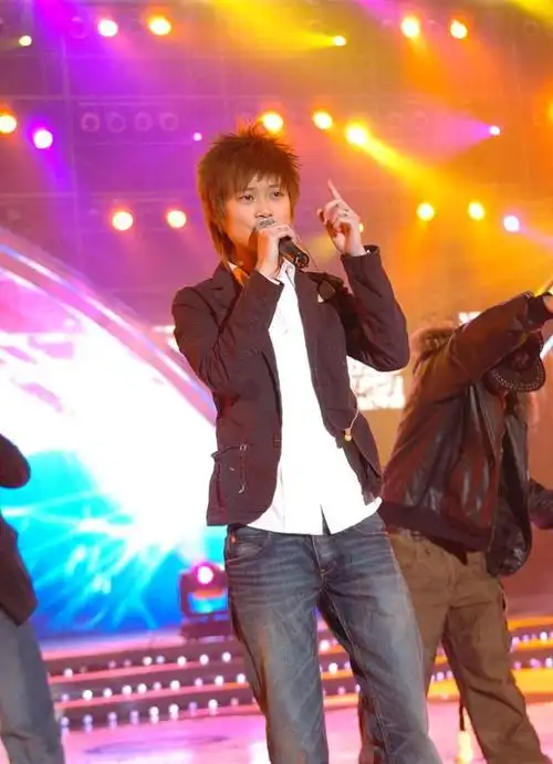 李宇春是2005年《超级女声icon》的冠军,以其独特的形象和嗓音赢得了