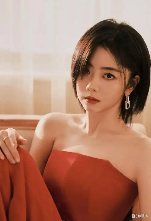 2022年12月10日,著名女星谭松韵出席活动,靓丽多姿.