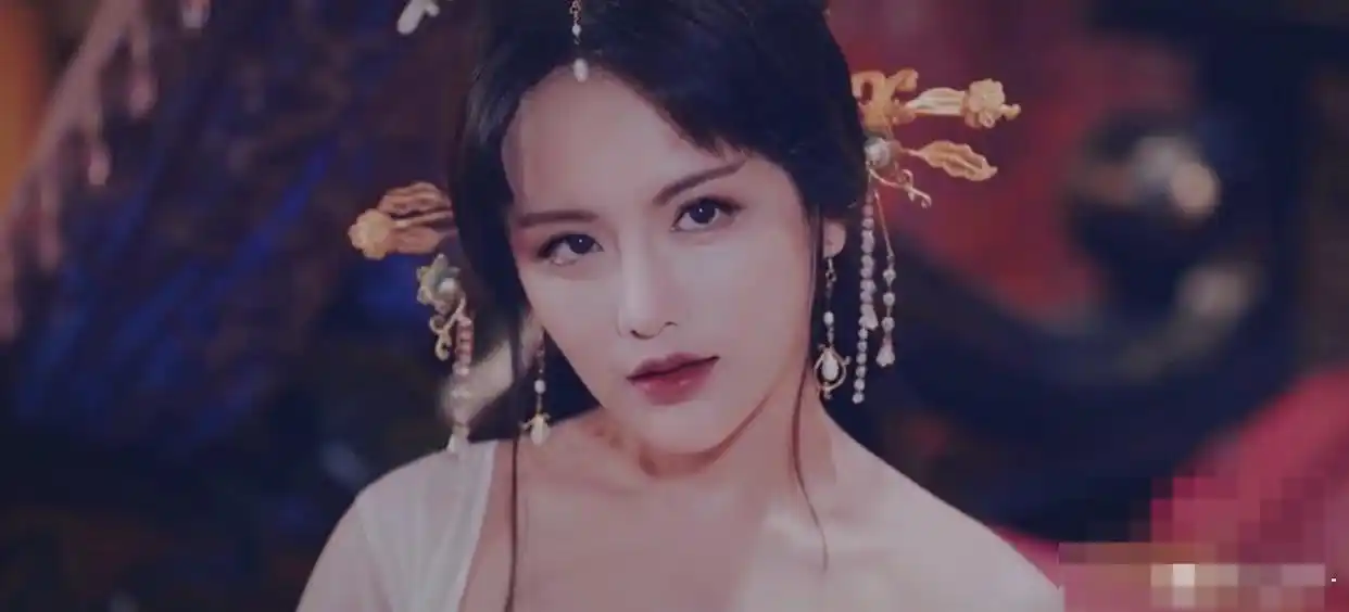 原创网红南笙出演完苏妲己又出演青蛇造型还魅惑十足