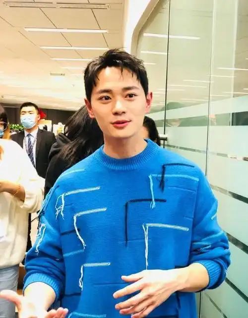 身后美女故意遮镜引热议,疑似新恋情曝光|曹骏|演员|蓝盈莹|老戏骨