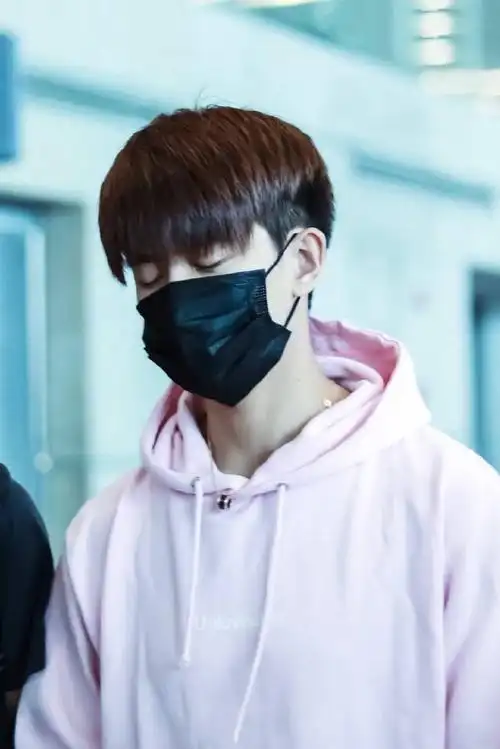 957815660101#任嘉伦#  口罩一戴,嘉人最爱99