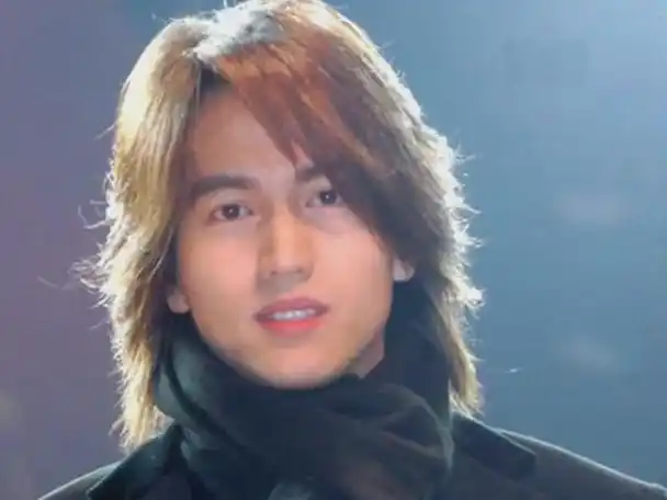 修手机浴袍照泄露,17年恋情曝光,如今林志玲嫁人,言承旭酸不?