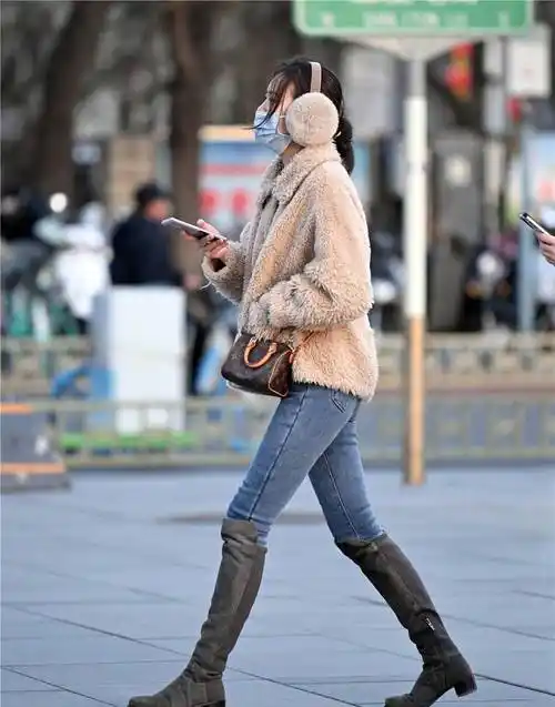 过膝靴搭配紧身牛仔裤,春季穿搭,还是要注意保暖_黑色_效果_的设计