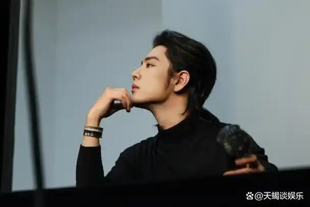 肖战长发造型惊艳亮相优雅气质再掀粉丝热议