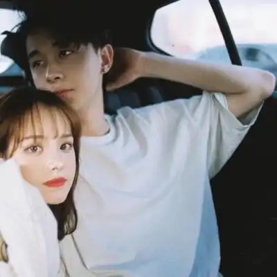 恩爱情侣亲亲抱抱头像高清一对两张的小清新秀恩爱情侣头像图片