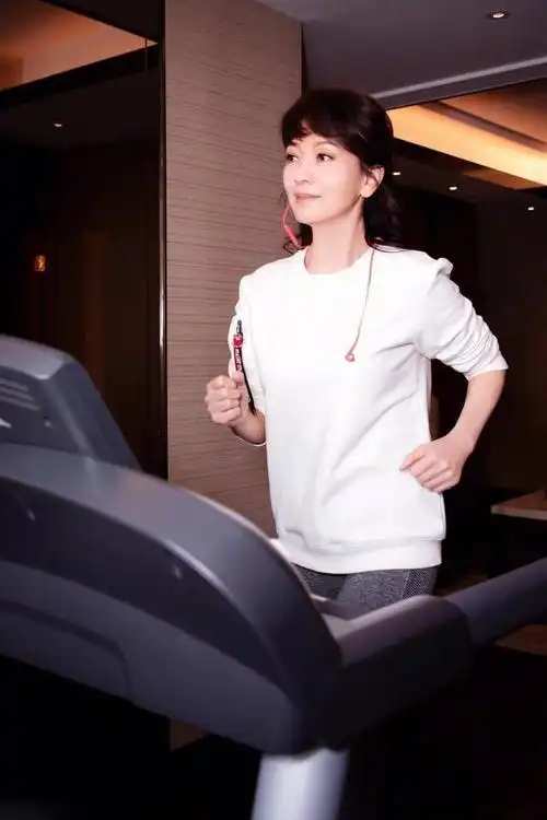 原创68岁的赵雅芝身材苗条常年体重保持不变不愧是老一辈的女神