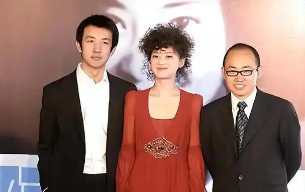 30年前春晚站在朱时茂旁边的女孩,如今火得一塌糊涂,她是谁呢?