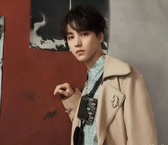 原创王俊凯晒九周年自拍仪式感与文案都没变唯独面部上多了些憔悴