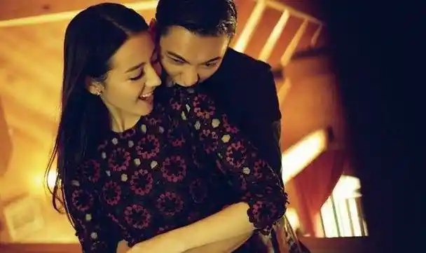 陈伟霆外国模特女友长这样,被传赢了迪丽热巴?