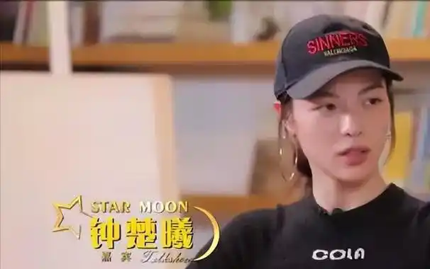 钟楚曦在采访中透露,自己十岁时,母亲便寄予厚望,期望她能沿着章子怡