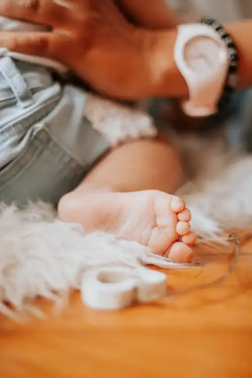 脚, 学步, 赤脚, 照顾, 家庭, 手, 室内, 皮肤, 宝贝, 触摸