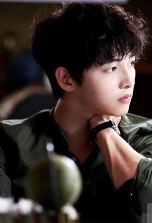 男生烫蓬松微卷头发耍酷玩威风 摆脱单调提升颜值度的短卷发