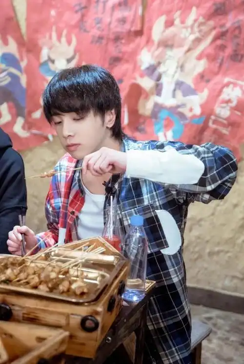 华晨宇扎起丸子头"娘娘"味十足,相信18岁的少女都没有他娇嫩