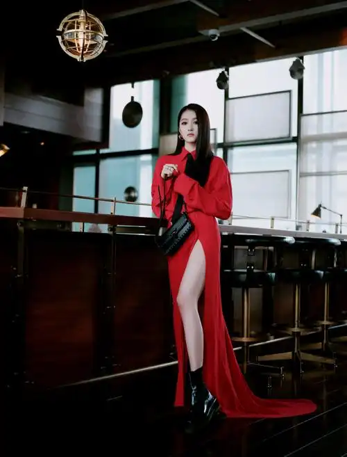 关晓彤高开叉红裙##关晓彤闪片烟熏妆