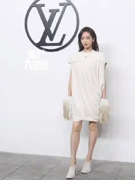 宋茜毛手套造型##宋茜亚白披挂裙