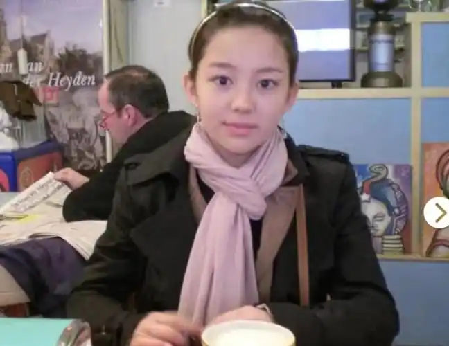 吉娜分享童年照五官精致模样青涩俏皮可爱十足