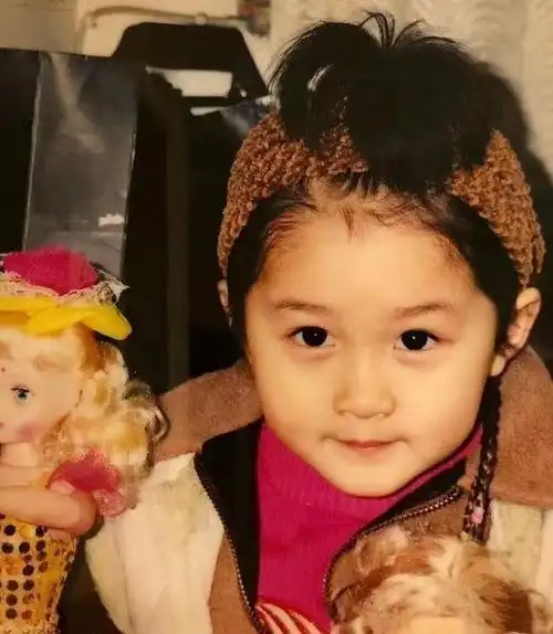 关晓彤幼儿时期童年照##关晓彤童年照像洋娃娃