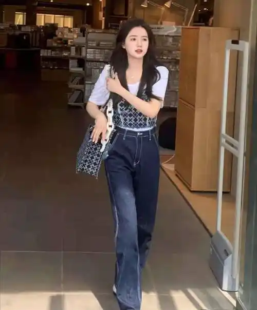 高腰牛仔阔腿裤搭配什么上衣才好看