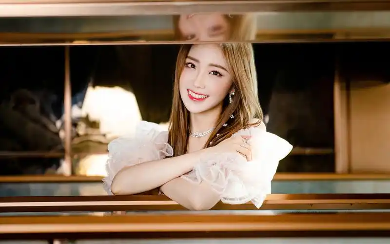 王艺瑾仙女纱裙写真桌面壁纸