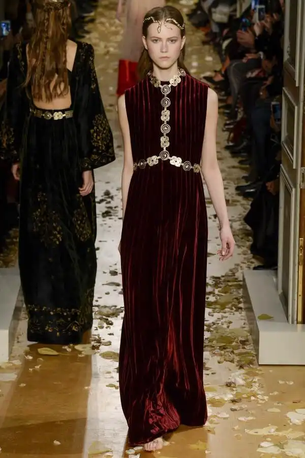 以似虚似实的轻盈薄纱长裙贯穿整场古典神话大秀.