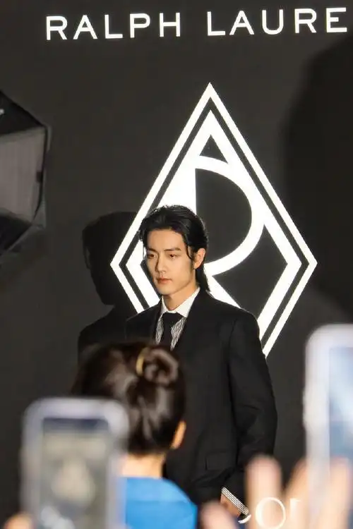 名利场上豪门贵公子如图所示《新加坡难得不加马赛克的高清图》啊啊啊