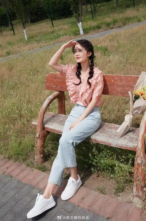 李沁少女风写真好甜美 穿蜜桃粉衬衣扎麻花辫娇俏可爱