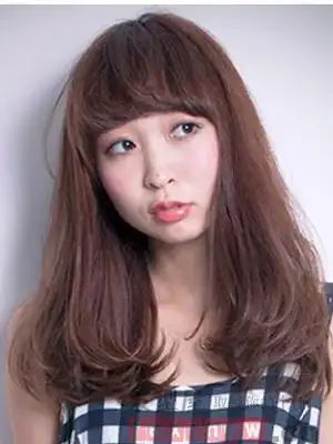 这款棕红色系的齐刘海的内扣长发发型,自然的披散下来,白皙的脸蛋,更