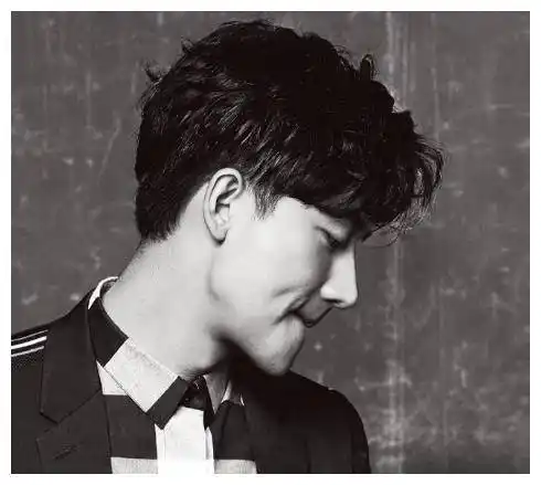 34岁黄轩对侧脸很自信!照片多拍右脸,鼻梁高耸让人羡慕