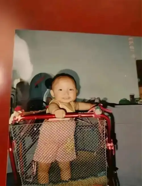 姚策小时候太幸福,千宠百爱,郭威穿着像是一个"衣服继承者"