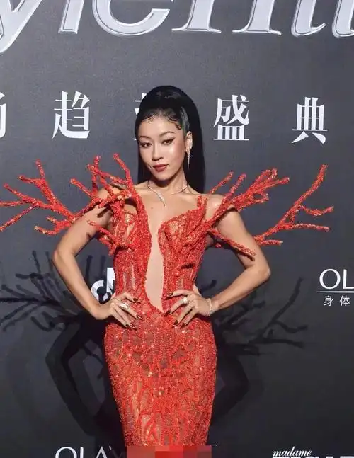 杨超越胡一天牵手上台他们的身高差太萌