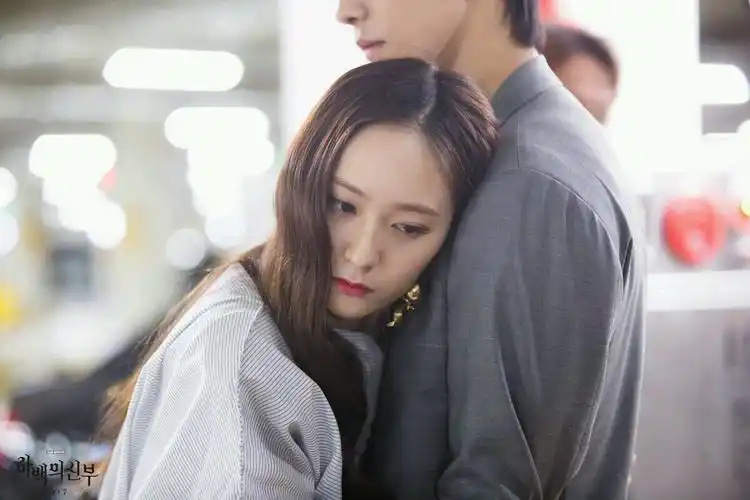 边伯贤黑幽幽的眼珠清澈的像一潭清水,神色复杂的望了郑秀晶一眼,还是