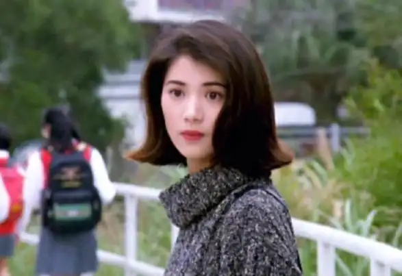 52岁袁咏仪和网红同框站台,一群人秒成"妖魔鬼怪",网友:搞笑