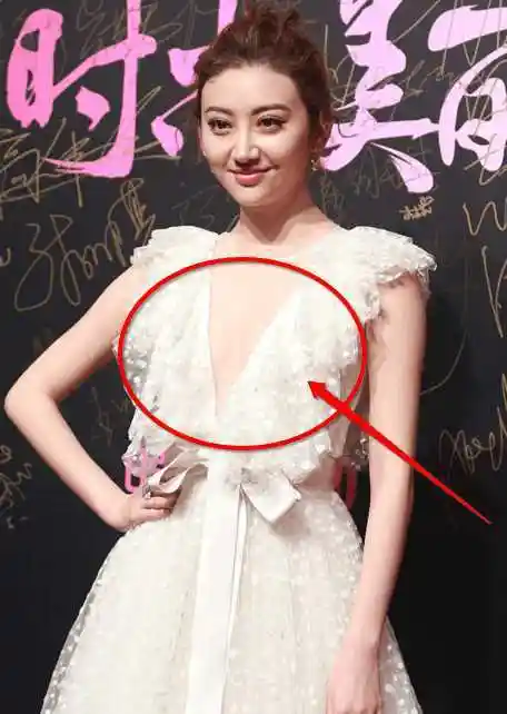 景甜穿低胸礼服没穿胸罩像大锅盖网友不愧喝很多牛奶