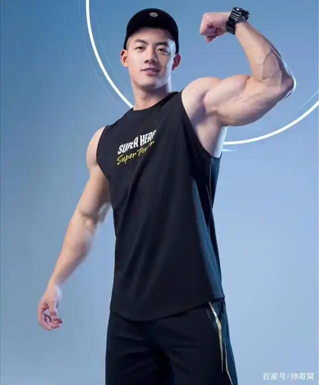 英俊帅气的健身教练,诱人的马甲线,强壮的肌肉,这是谁的男朋友