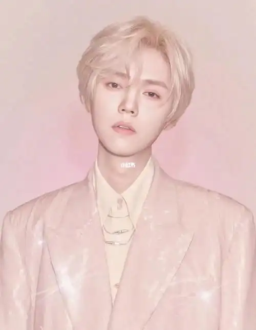 32岁鹿晗扮嫩无压力,穿粉西装超帅气99