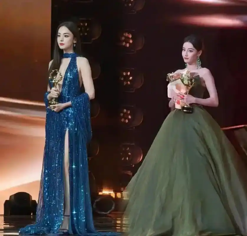 迪丽热巴,娜扎两大美神同框,谁更吸引你的目光 ,反正两个我都 - 抖音