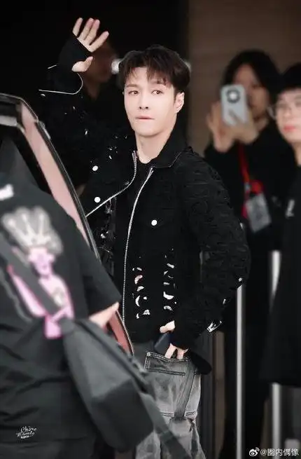 黑色外套牛仔裤造型,和粉丝挥手打招呼了|张艺兴_新浪新闻