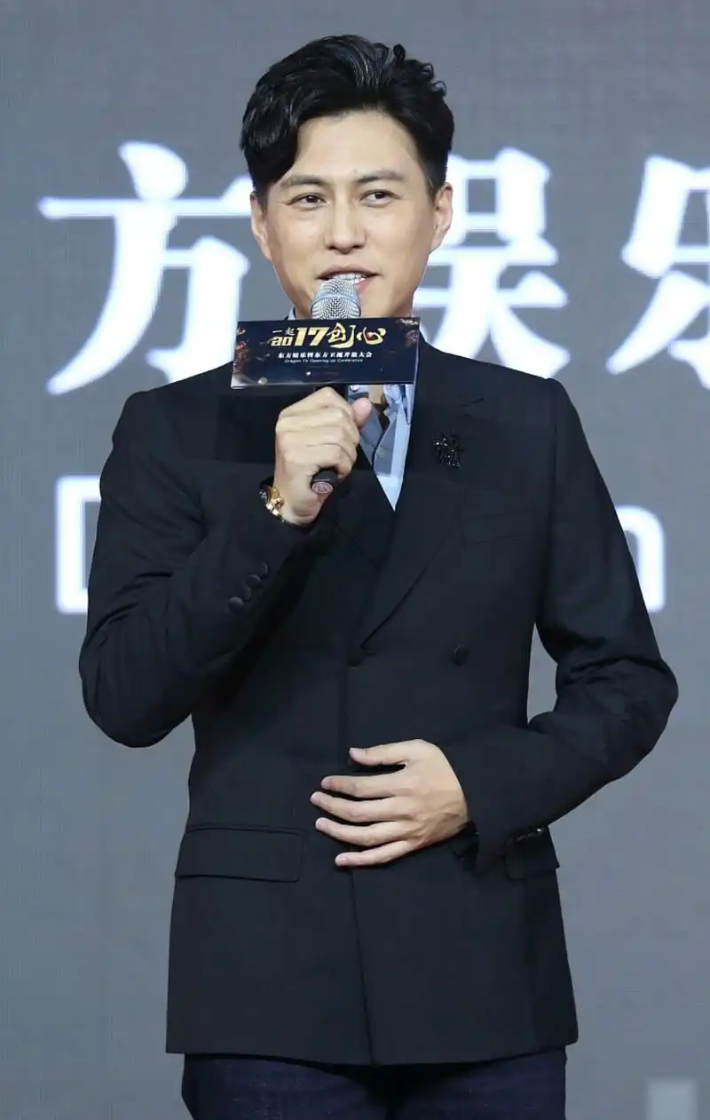 老男神靳东戴600万手表,开600万豪车,他的生活过得太幸福了