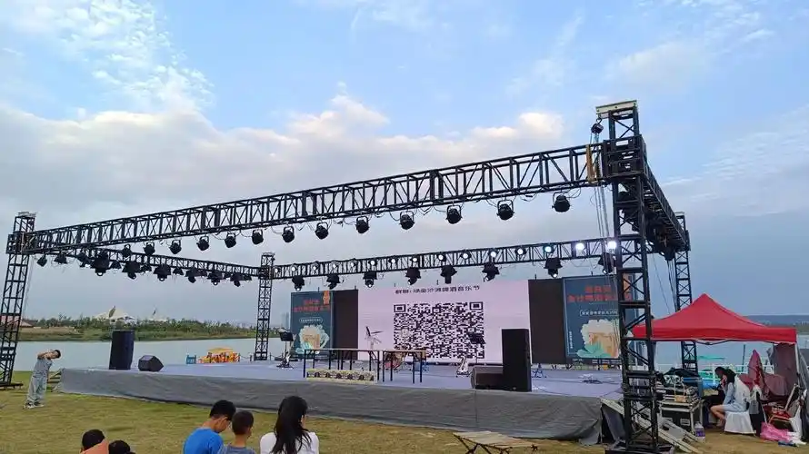 #乐队现场 #户外演出活动 跟朋友一起玩了几天# - 抖音