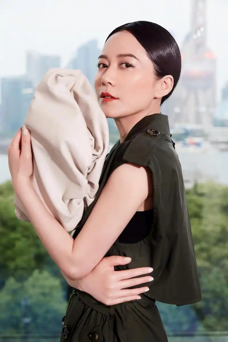 冻龄女神俞飞鸿身着bv更显知性与身材!