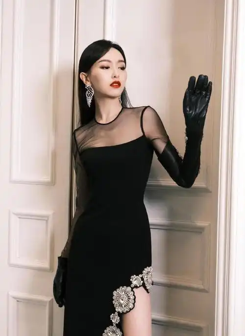 唐嫣的腿是真实的吗一袭高开叉礼服大秀美腿一点不像孩子妈