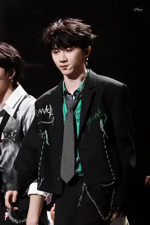 马嘉祺白发挑染##马嘉祺叁重楼暨出道四周年演唱会